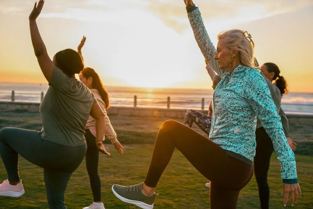 bluthochdruck-beitragsbild Eine Gruppe Frauen macht draußen Sport