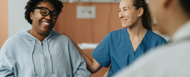 Patienten und Pfleger in einer Besprechung