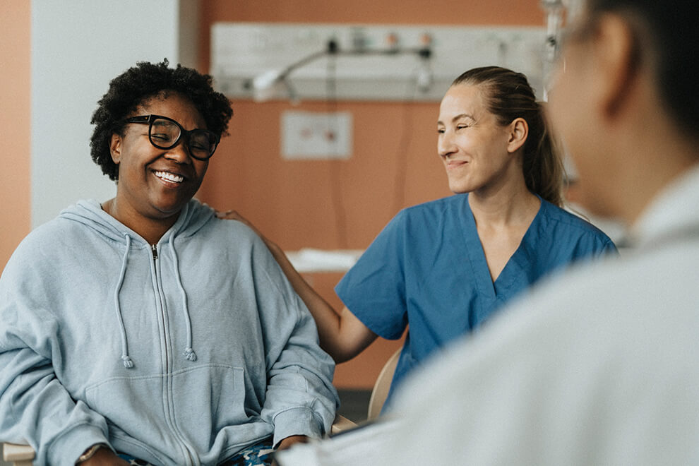 Pflegepersonal Bild Patienten und Pfleger in einer Besprechung