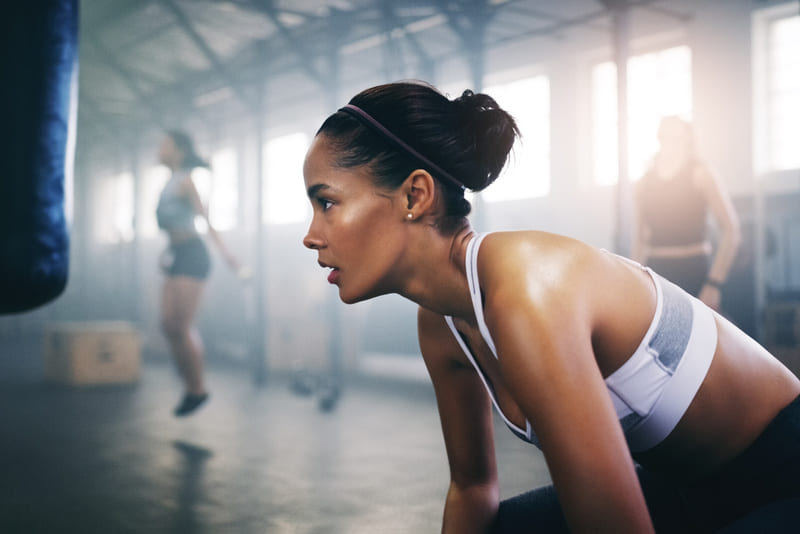 hiit Eine Frau beim HIIT Training
