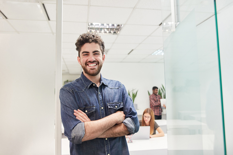 Mann steht in der Tür Mann steht in einem Büro in einer Tür