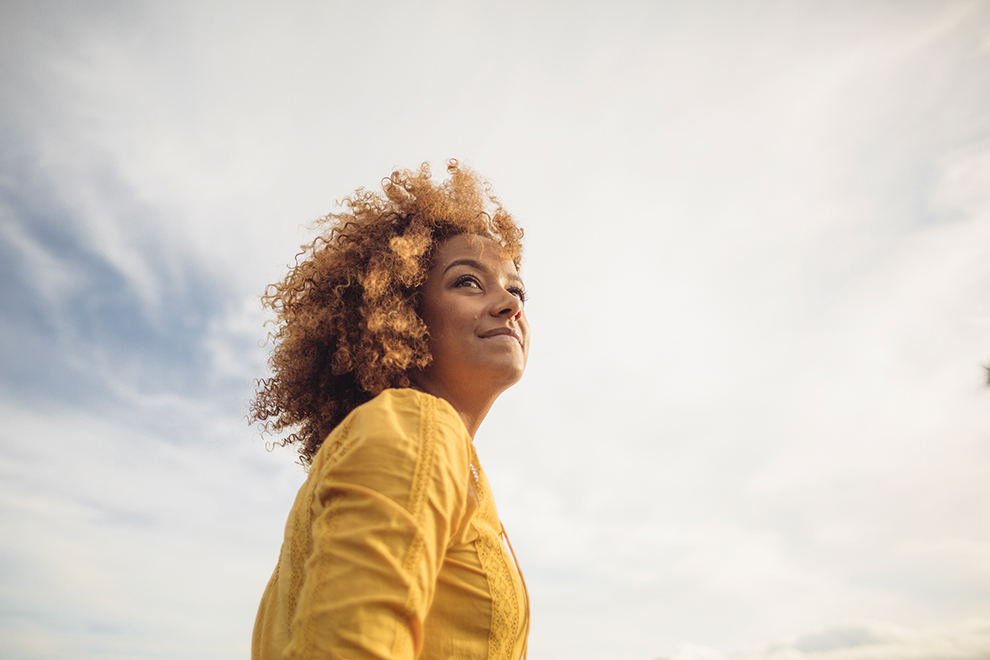 Portrait einer Frau Portait einer Frau mit dem Himmel im Hintergrund.