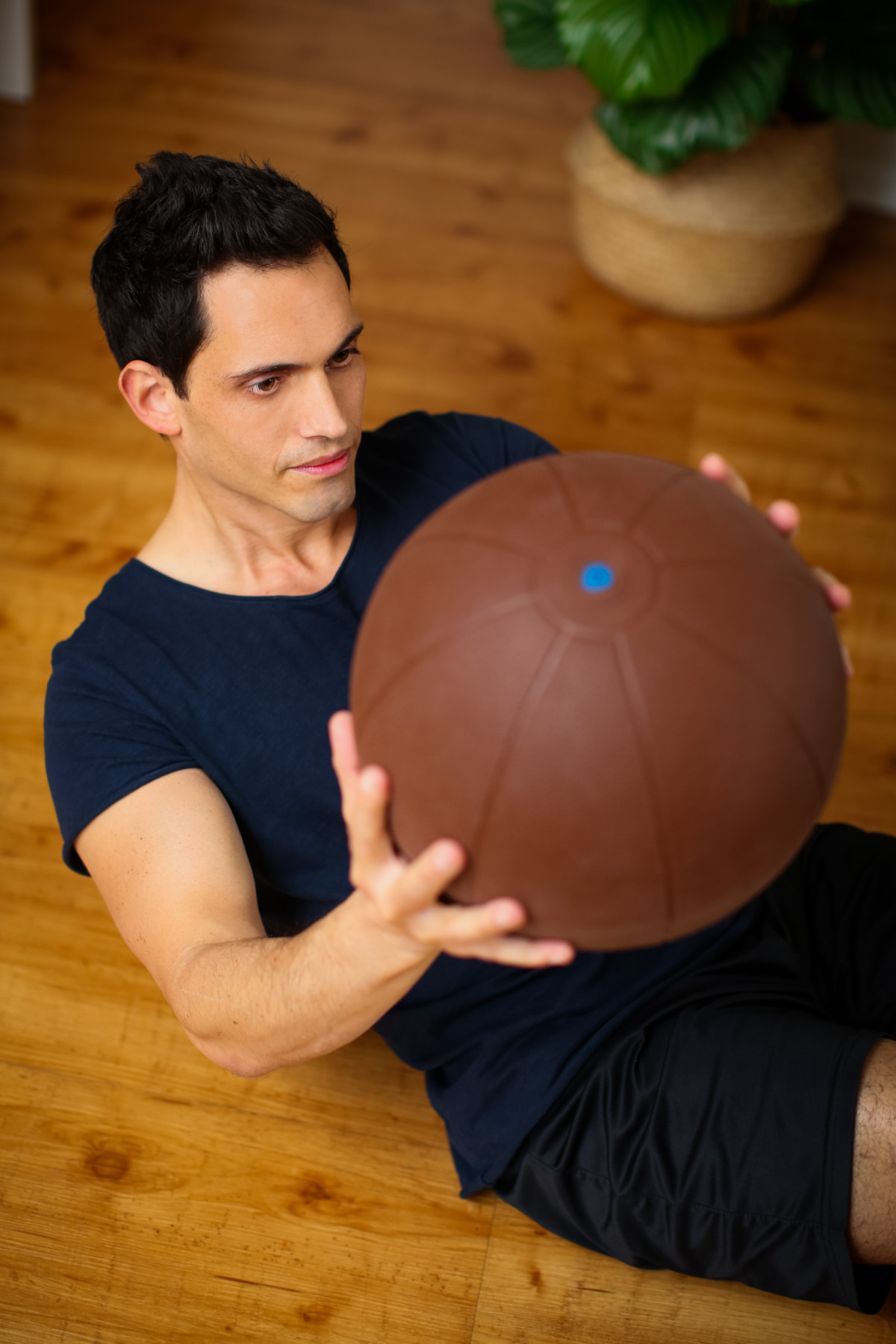 Fitnesskumpel Torsten Bakirci von Fitnesskumpel bei übungen mit einem gewichteten Ball