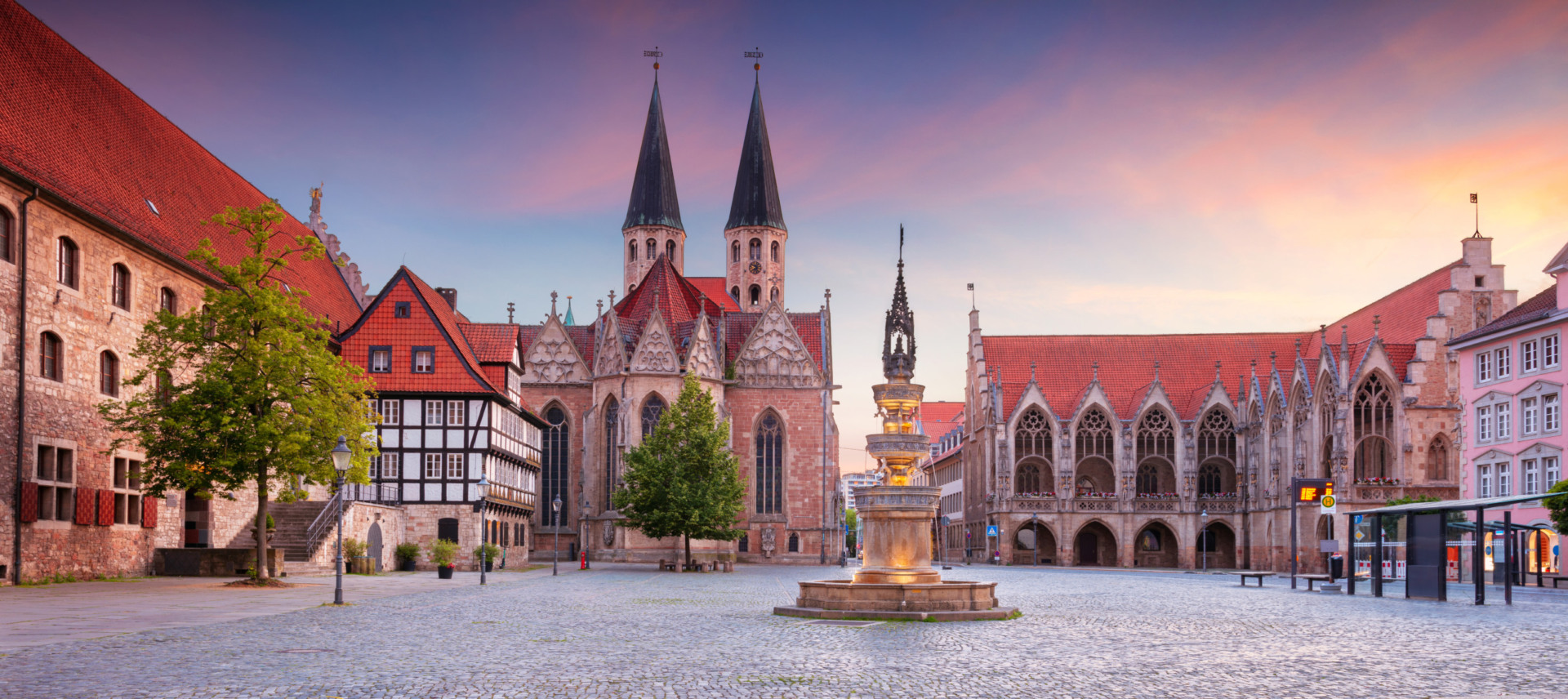 Braunschweigs Historische Altstadt mit Blick auf die St. Martini Kirche und alte Stadthalle am Abend.