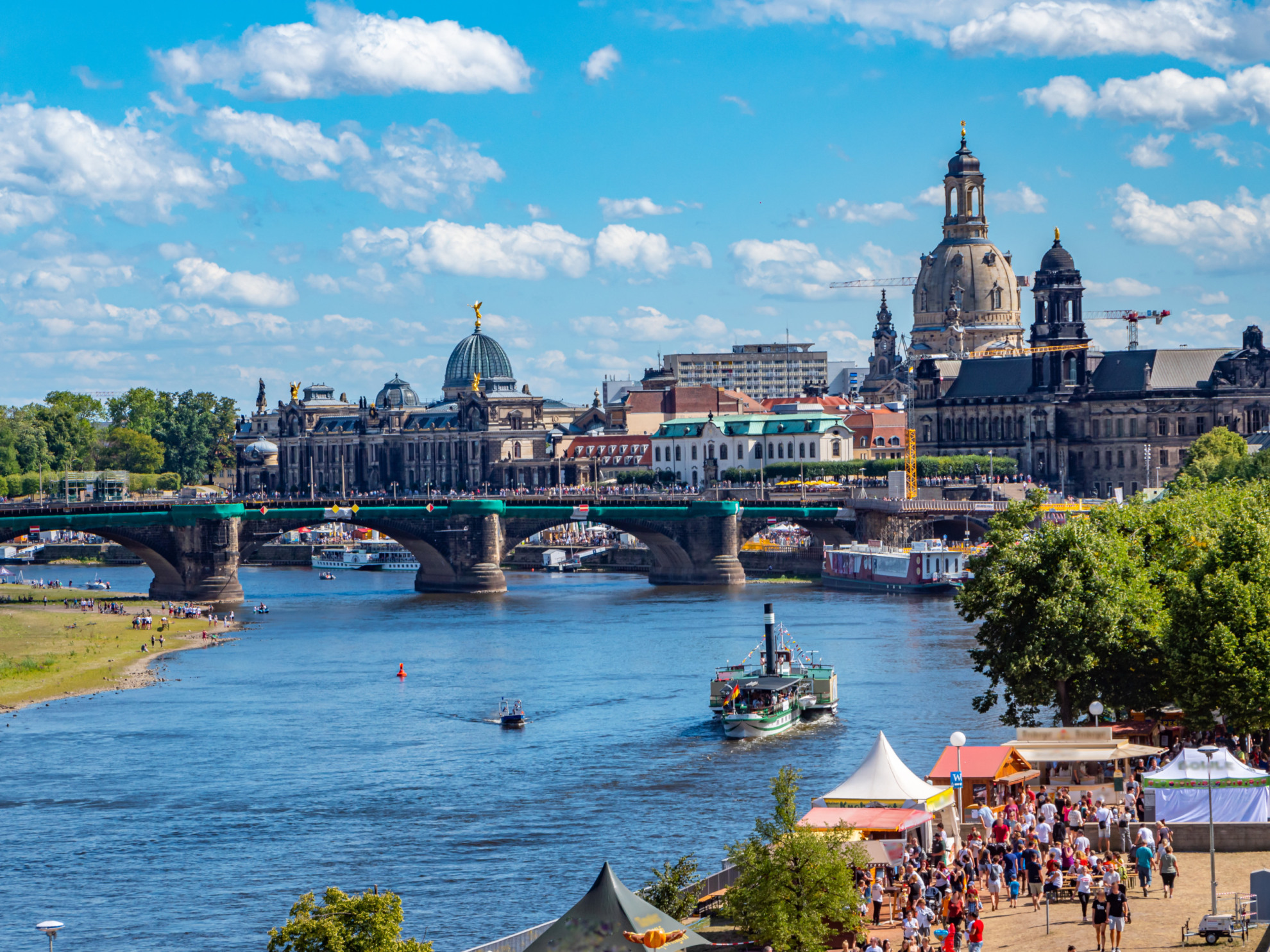 Blick auf das Elbufer von Dresden