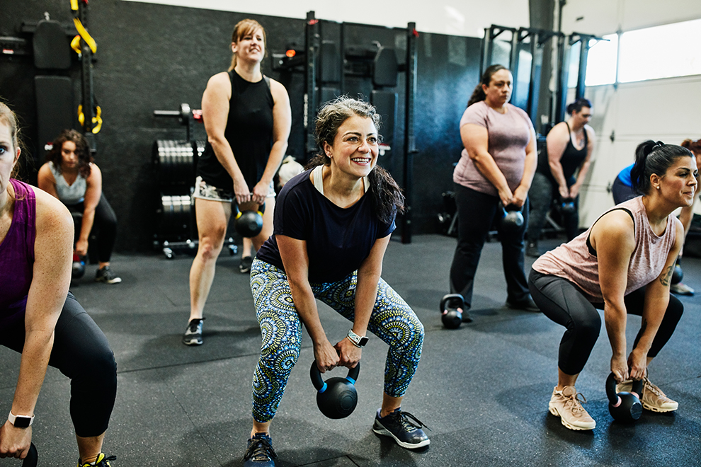 Frauen im Fitnessstudio Eine Gruppe Frauen im Fitnessstudio trainieren mit Kettleballs