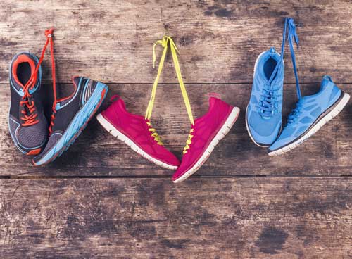 Schuhe Schuhe auf einem Holzboden