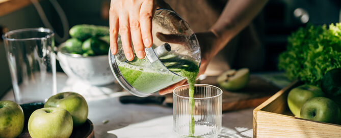 Detox Smoothie wird in ein Glas gegossen