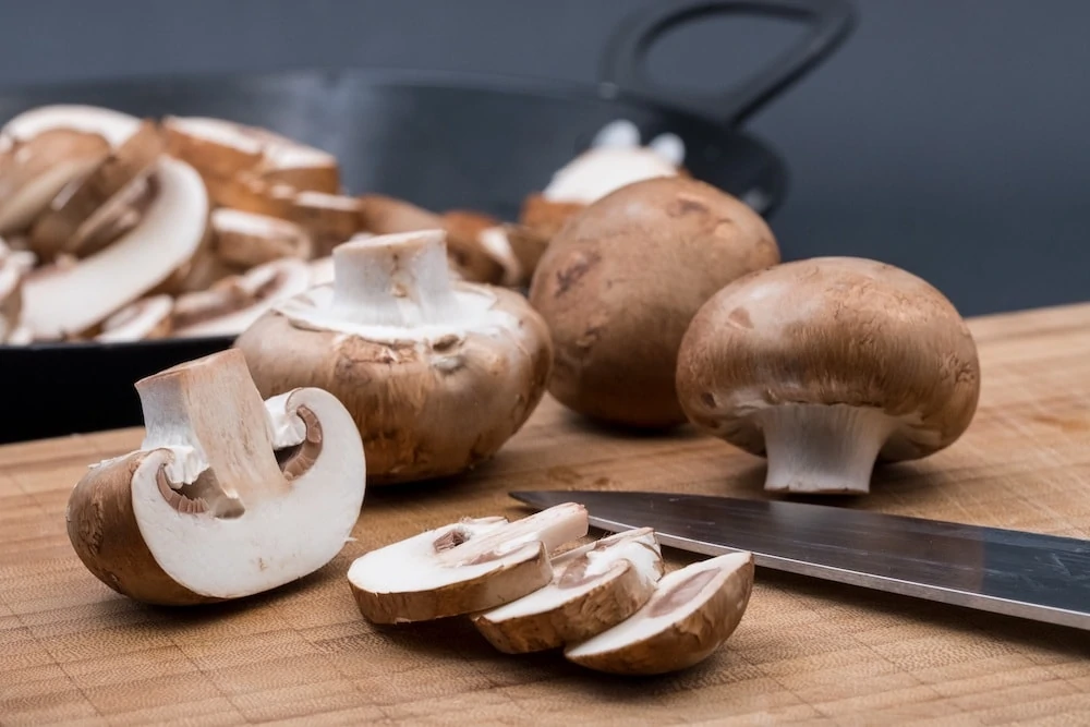 Champignons Champignons auf einem Brett