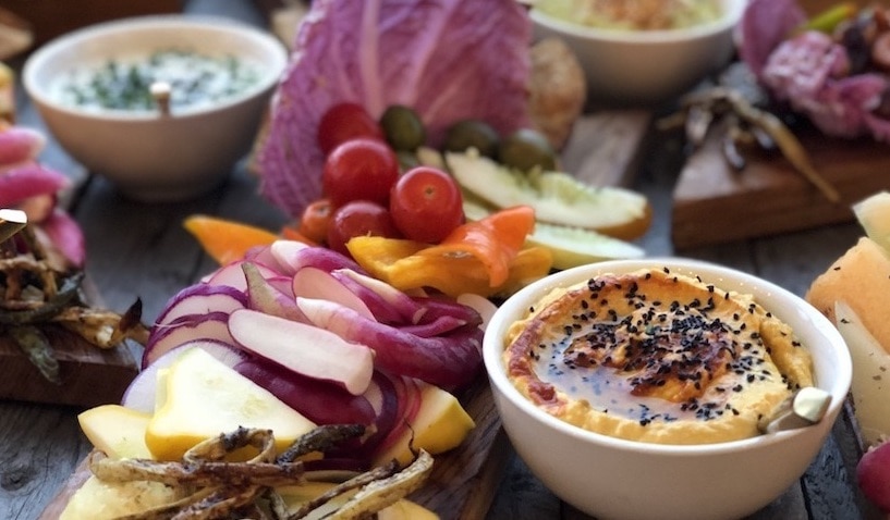 Essen auf einem Tisch Hummus, Dips und Gemüse auf einem Tisch