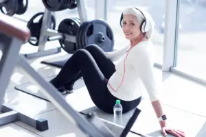 Eine Frau im Fitnesstudio Eine Frau auf der Matte im Fitnesstudio