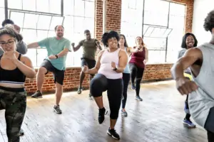 Einige Personen im Fitnessstudio Personen im Fitnessstudio beim Aerobic-Workout