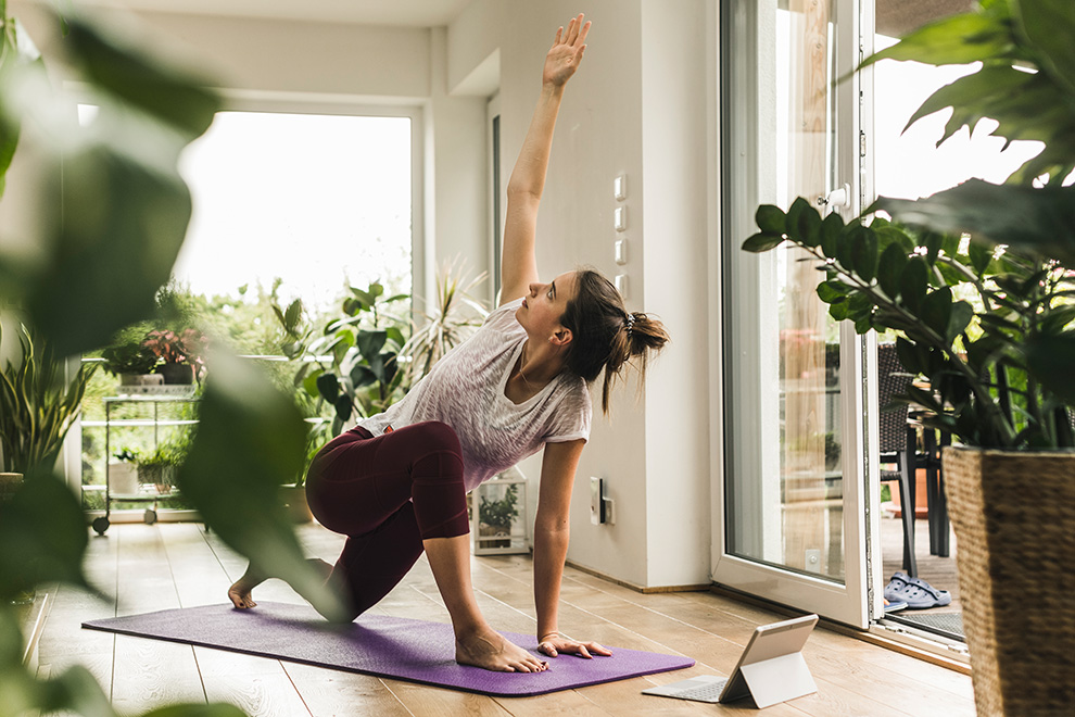 Frau auf einer Fitnessmatte Eine Frau auf einer Fitnessmatte