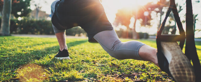 Person macht Outdoor Sport mit Geräten in der Natur