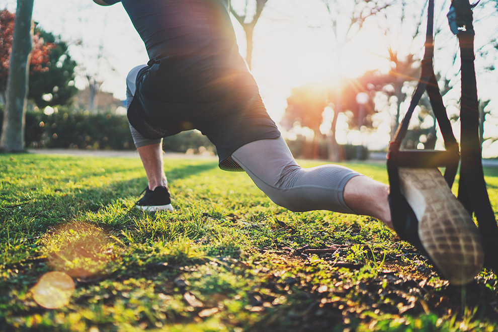 Outdoor Sport Person macht Outdoor Sport mit Geräten in der Natur