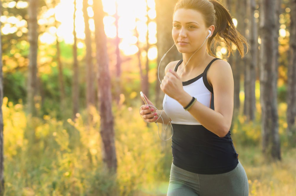 Frau joggt Frau joggt in der Natur