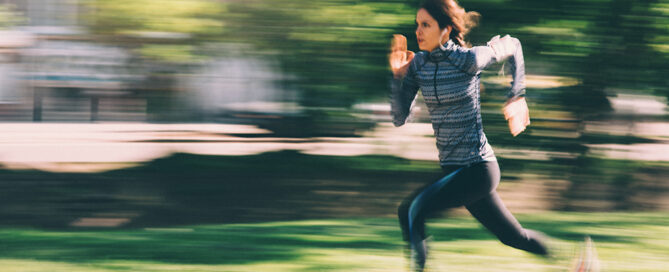 Frau ist am Sprinten in der Natur