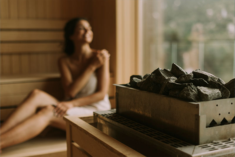 hansefit_firmenfitness_sportarten_02 Eine Frau entspannt in der Sauna