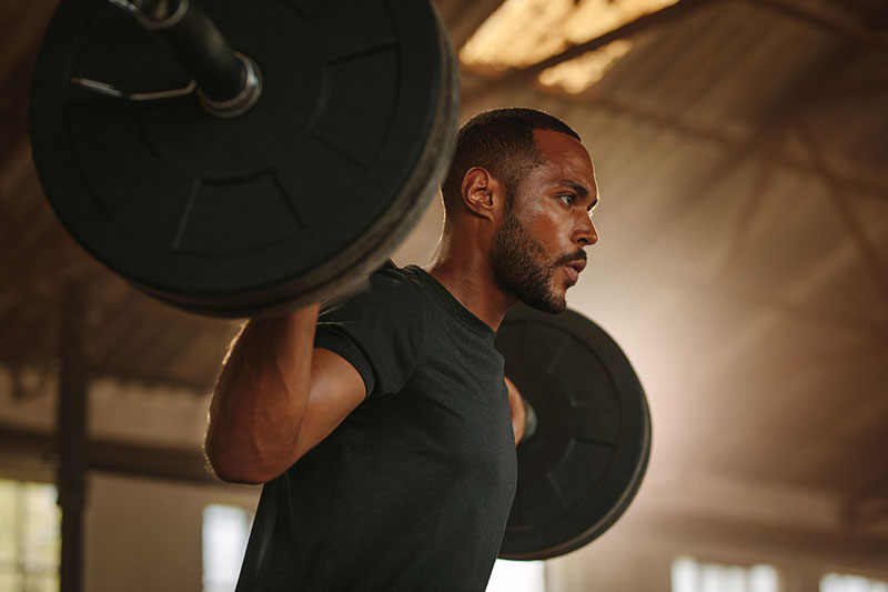 hansefit_partner_anfrage Ein Mann im Fitnessstudio stemmt Gewichte