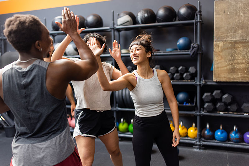hansefit_partner_mehr_mitglieder Trainierende geben sich nach einem Workout High Five