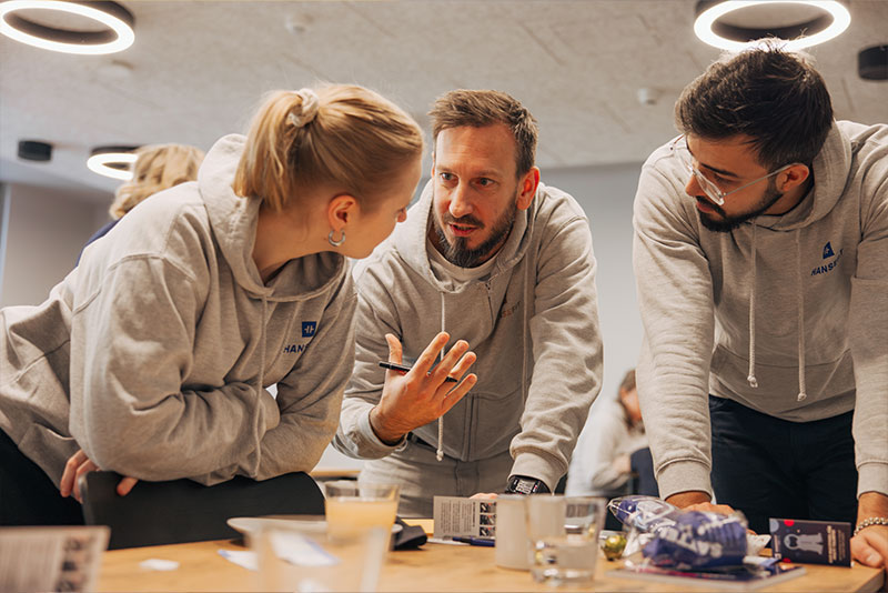 hansefit_partner_unterstuetzung Mitarbeiter von Hansefit besprechen sich