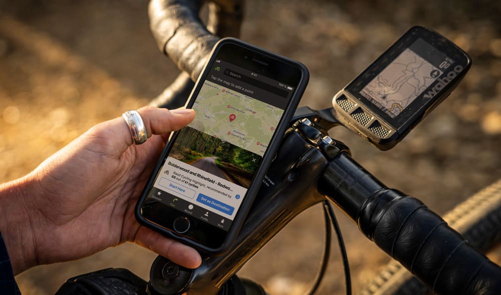 komoot-how-to-1 Ein Blick auf ein Handy auf dem eine Fahrradstrecken-Karte von Komoot geöffnet ist.