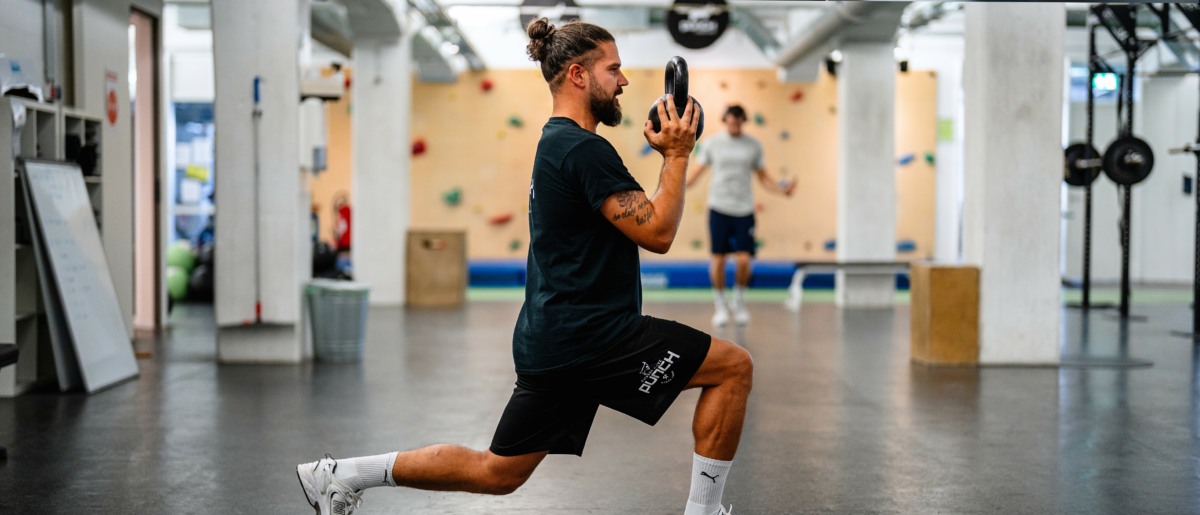 PUNCH Fitness Übungen Ein Mann trainiert im PUNCH Fitness