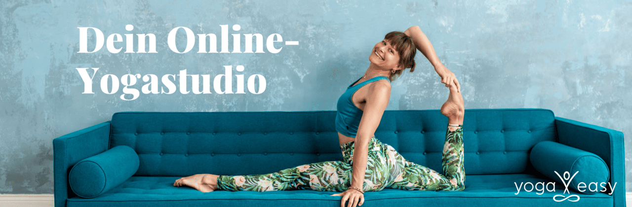 yogaeasy-header Bild einer Frau die eine Yogapose auf einem blauen Sofa ausführt mit dem Titel: "Dein Online-Yogastudio"