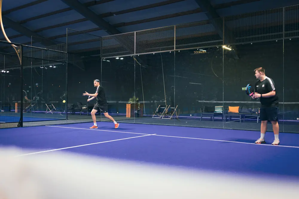 erfolgsgeschichte-vfl-5 VfL Mitarbeitende beim gemeinsamen Padel spielen.