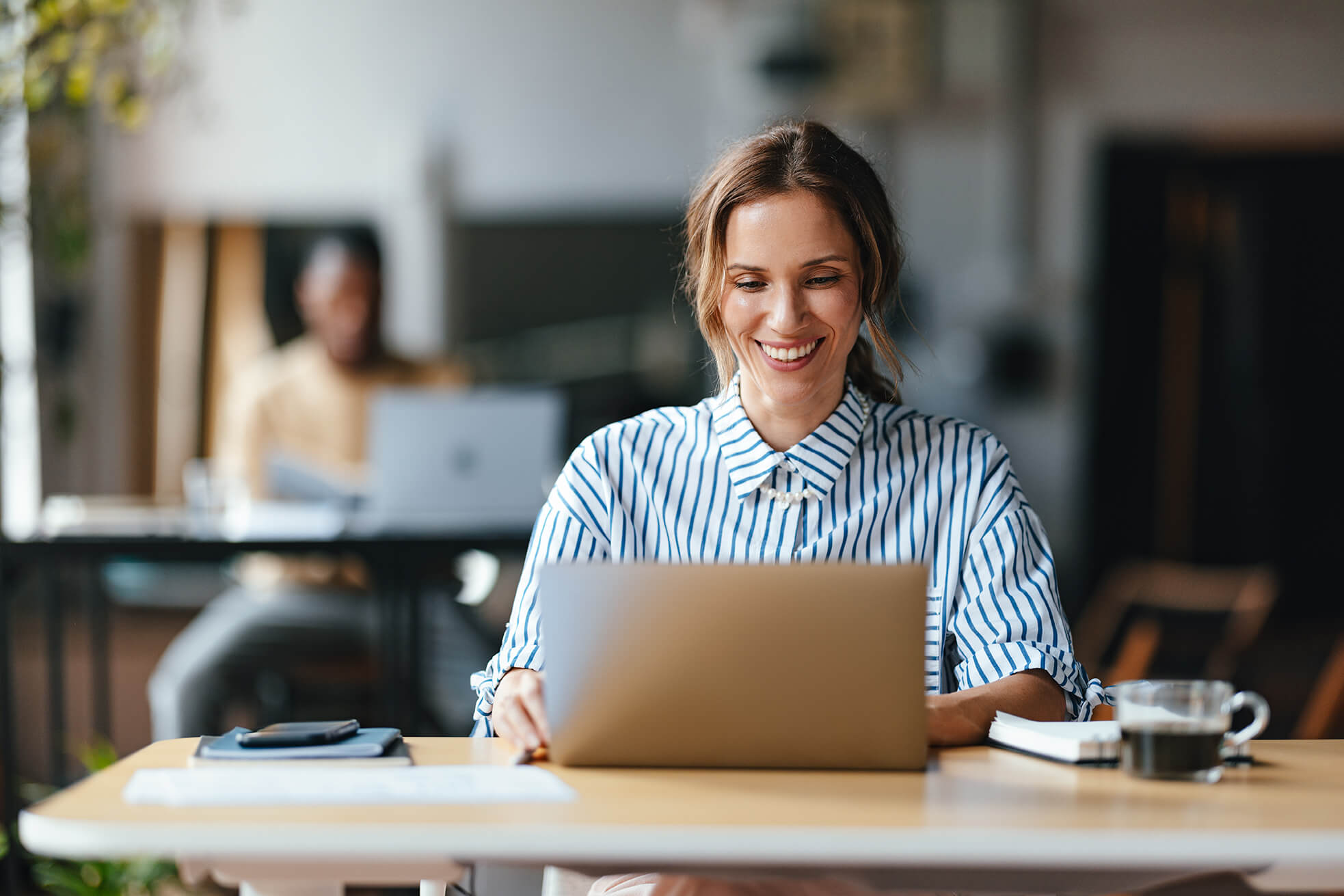 Fitwork Kundenmagazin Header Kundenmagazin Headerbild auf der eine Frau vor dem PC sitzt