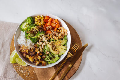 fitwork-ausgabe-1-thema3 Eine Bowl mit viel Gemüse.
