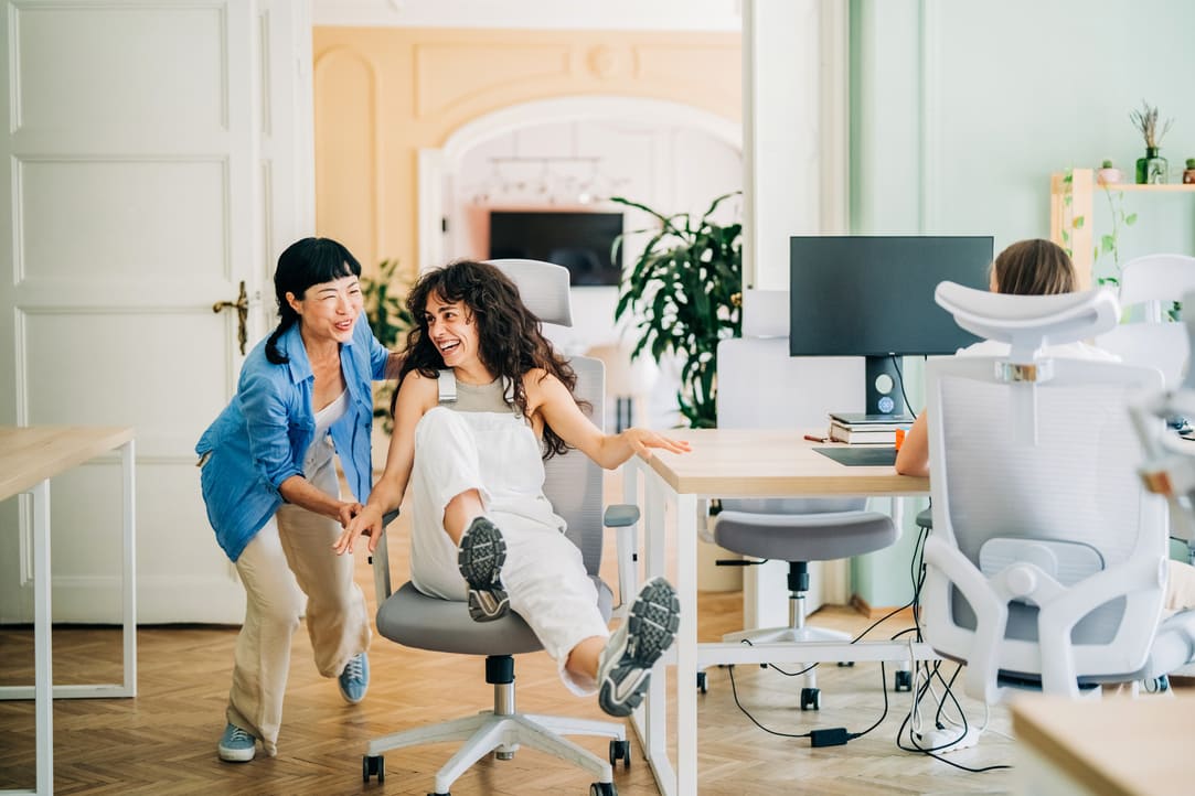 betriebliches-gesundheitsmanagement-beispiele4 Ein paar Mitarbeitende haben Spaß im Büro.
