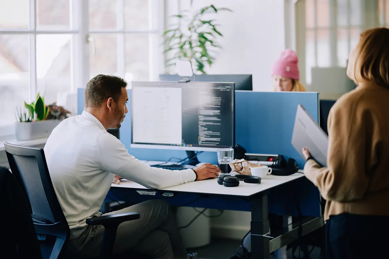 buero Ein Mann sitzt in einem Büro an seinem Schreibtisch.