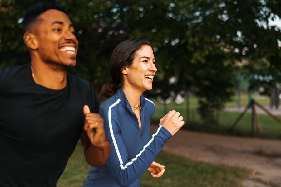 Zwei Personen sind am Joggen