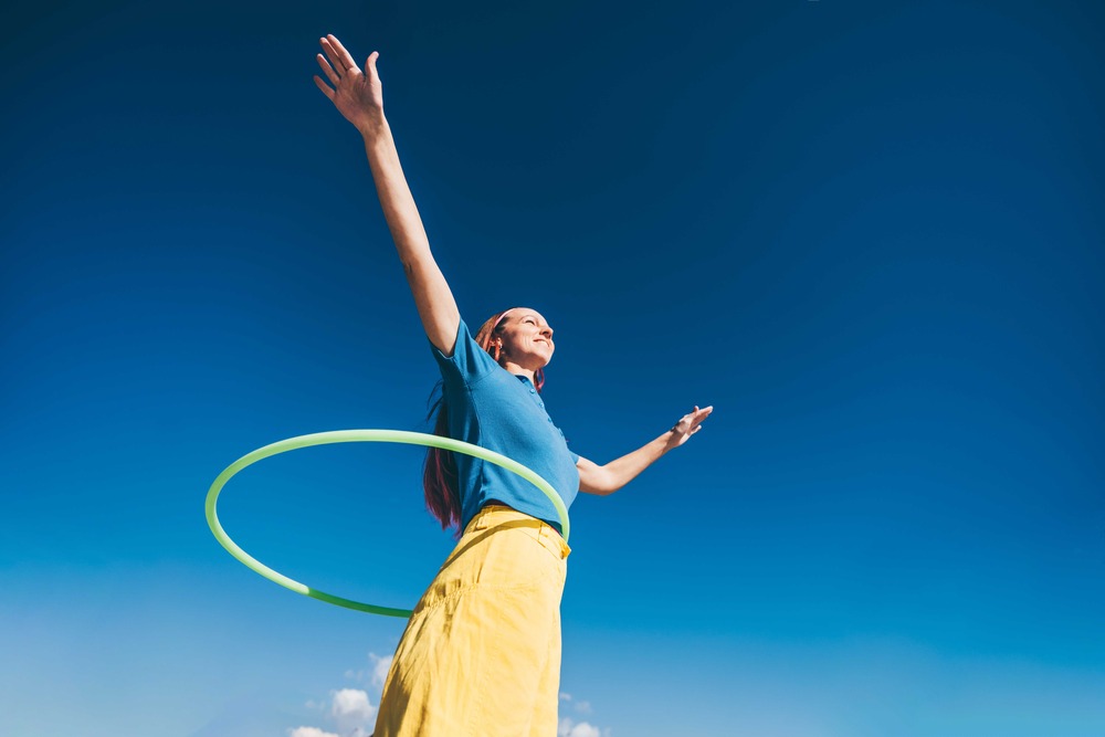mehr-bewegung-im-alltag-kursbild Eine Frau macht Hula Hoop Training.