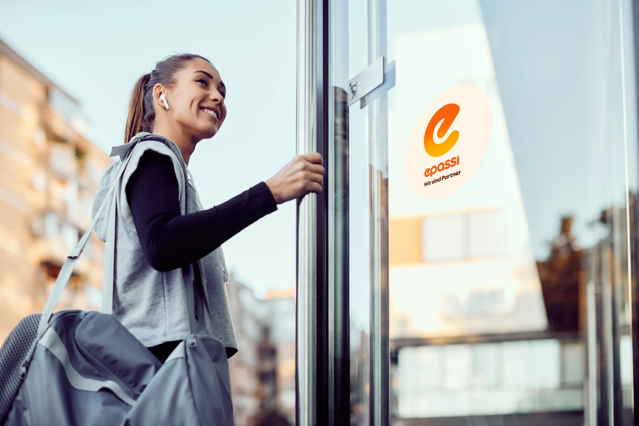 check-in Eine Frau betritt ein Studio.