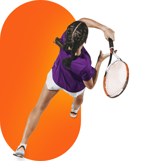 firmenfitness (1) Eine Frau hält einen Tennisschläger in der Hand.