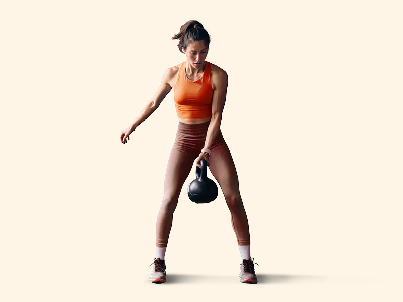 network-header Eine Frau hält in einer Hand einen Kettlebell.
