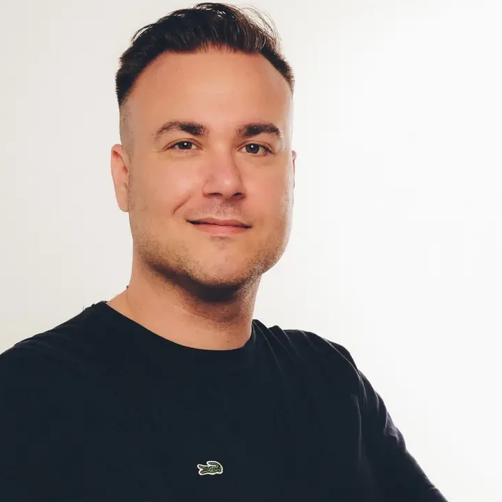 Christian Biela, Mitarbeiter bei Hansefit, Portraitfoto für die Teamseite