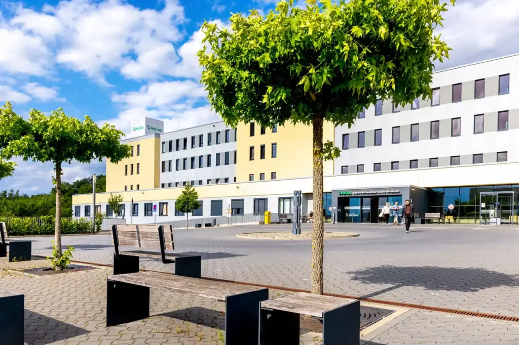 header-helios-albert-schweitzer-klinik-northeim Außenansicht der Helios Albert-Schweitzer-Klinik Northeim mit begrüntem Vorplatz
