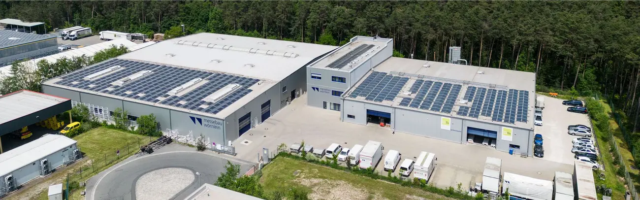 Luftaufnahme des Firmengeländes von Messebau Wörnlein mit Lagerhallen