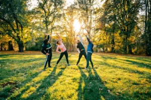 Team trainiert gemeinsam beim Teambuilding-Event – Ideen für Teambuilding und Mitarbeitermotivation