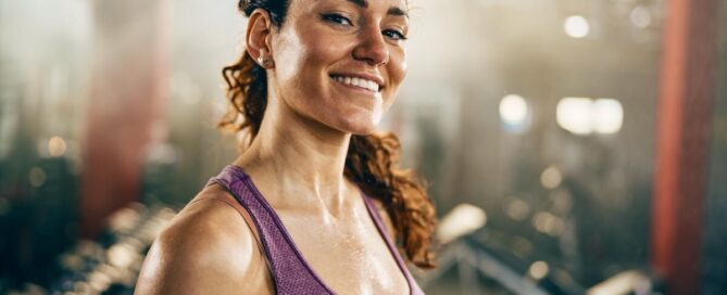 Zufriedene- Frau nach fitnesstraining im Fitnessstudio.