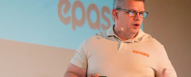 Roland Reinheimer, CEO von Epassi Deutschland, auf einer Bühne