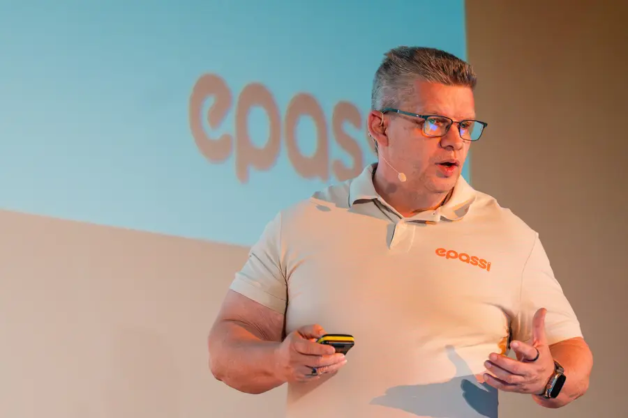 Roland Reinheimer, CEO von Epassi Deutschland, auf einer Bühne